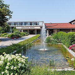 Auffahrt von Medical Park Chiemseeblick mit Springbrunnen